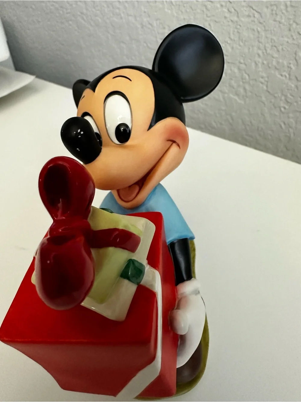 WDCC 1995 Mickey Mouse-Presents For My Pals Figurine-Pluto's Christmas Tree